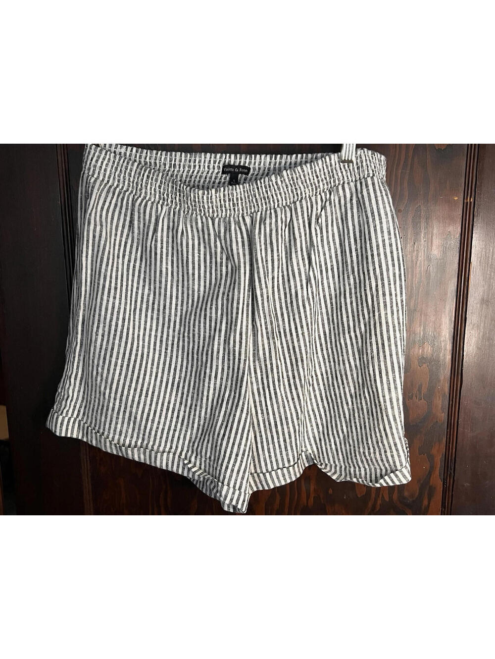 NWT Violets and Roses Women’s Gray/White Striped Shorts Size Large 5 In Inseam
